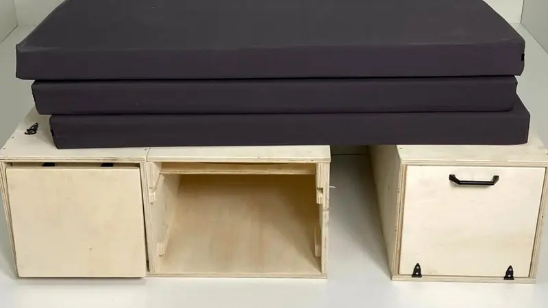 Materasso da 8 cm piegato sui bauli in pino