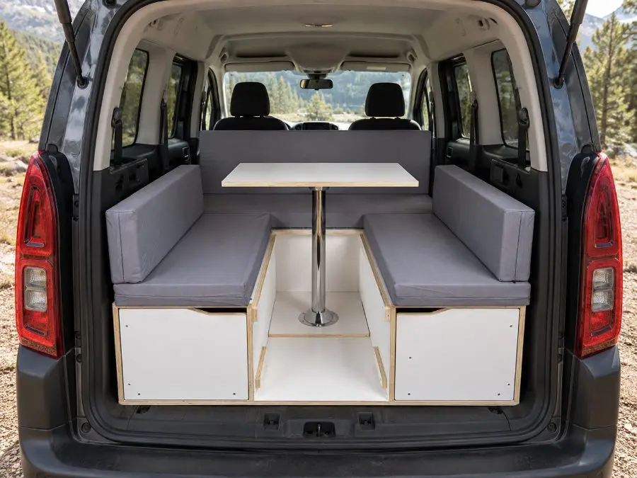 Kit camper per multispazio in HPL bianco in modalità salotto con tavolo